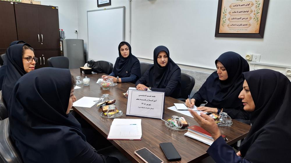 برگزاری جلسات مدیریت با آموزگاران و معاونین 
